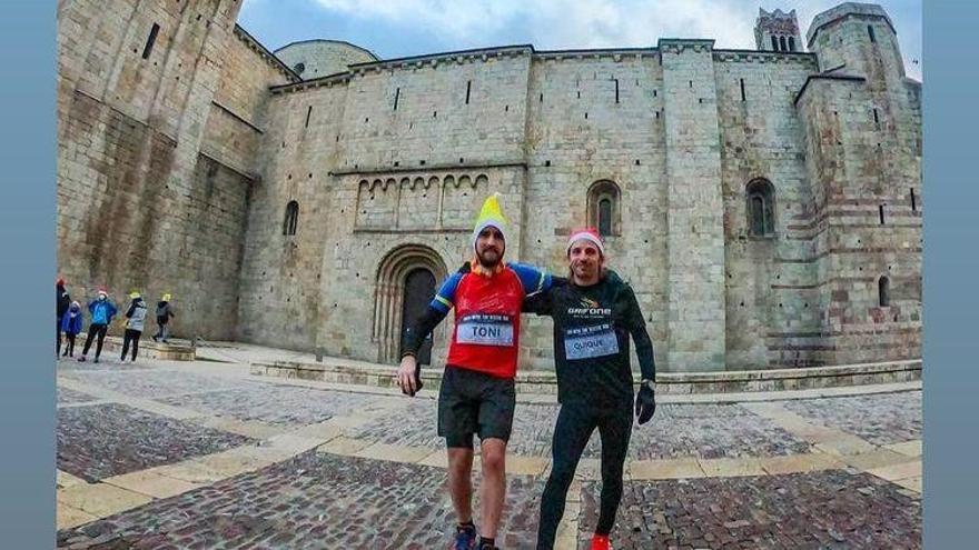 Dos dels participants en la Sant Silvestre virtual de la Seu d&#039;Urgell, davant de la catedral