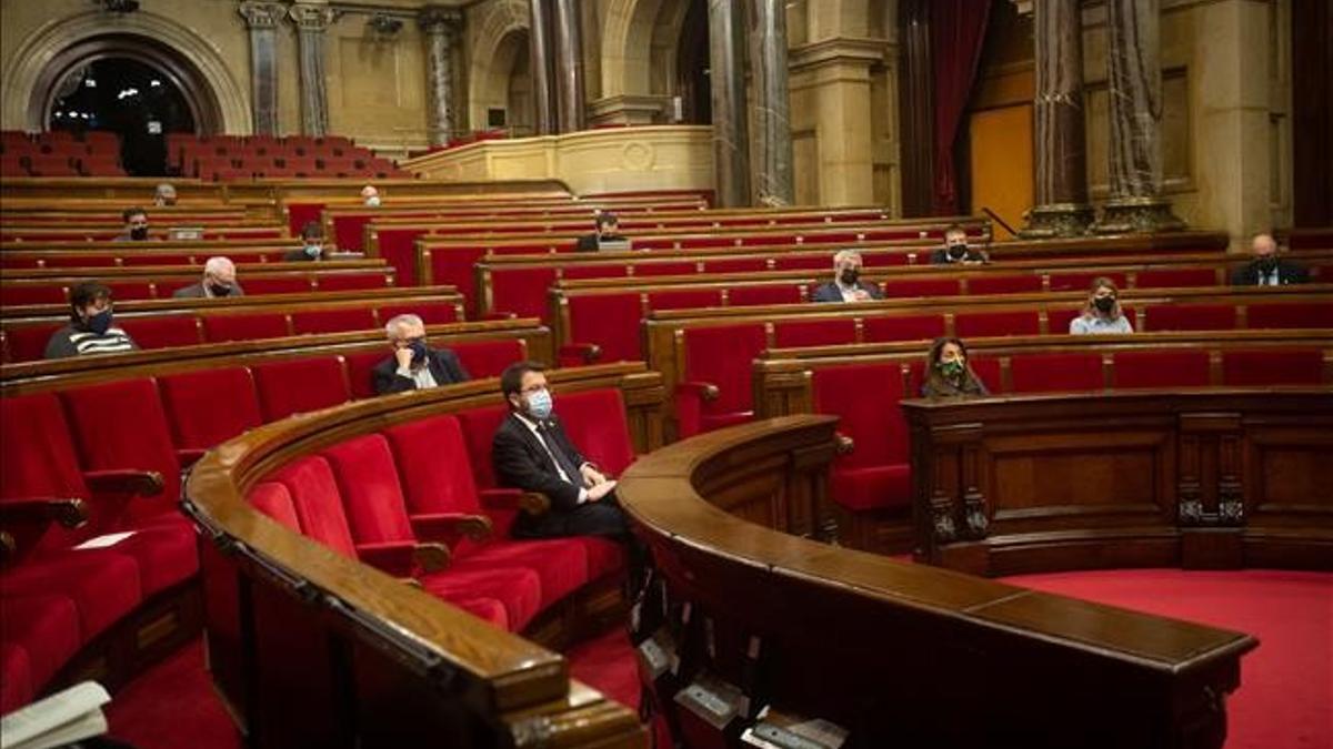 El hemiciclo del Parlament, el miércoles, con la asistencia de diputados en el último pleno de la legislatura.