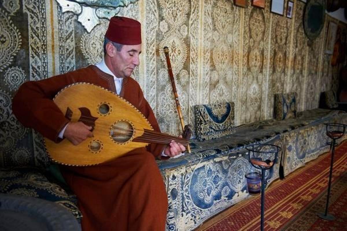 Un hombre en el interior de una casa de té en Tánger