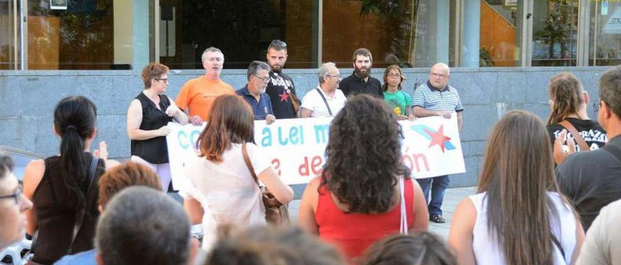 Protesta frente al consistorio de Cangas tras la detención de García Bastón y otros dos jóvenes. // G.N.