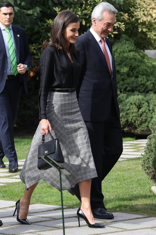 La reina Letizia, con falda asimétrica para su jornada de trabajo