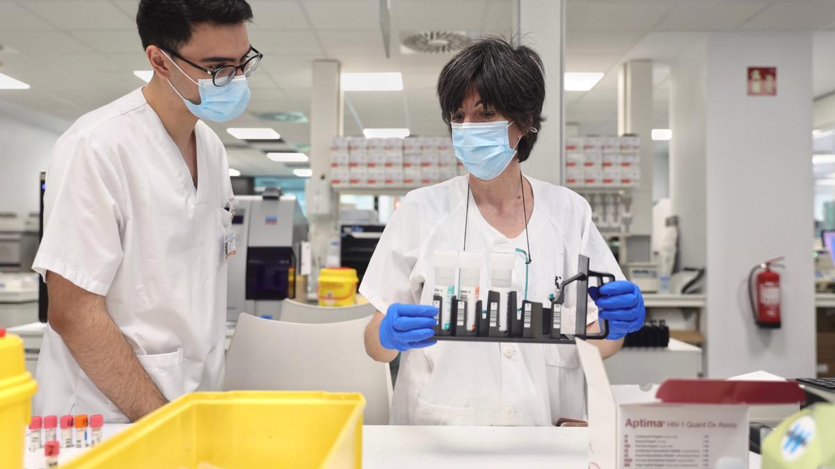 Varios técnicos de laboratorio trabajan con pruebas PCR en el Laboratorio de Microbiología del Hospital público Gregorio Marañón, a 31 de mayo de 2022, en Madrid.
