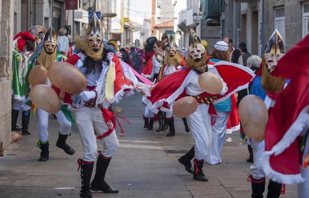 Los cigarrones de Verín, el corredoiro de pantallas de Xinzo y los disfraces de Seixalbo tiñen de humor y color las calles de la provincia