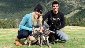 Joan Mir, junto a su pareja, Alejandra López, y dos de sus tres perros, en Andorra.