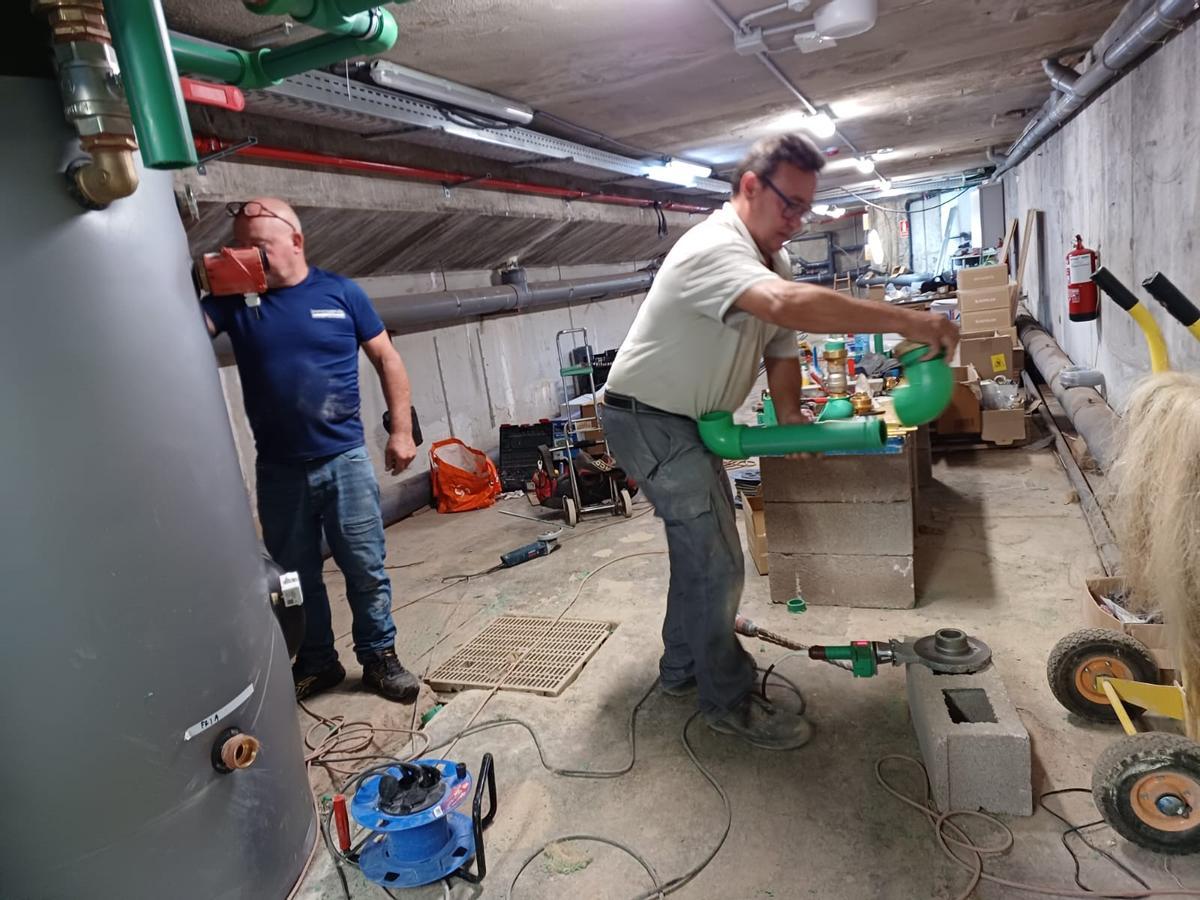 Una foto de los trabajos en el interior de la piscina.