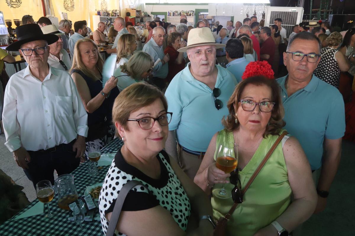 Numerosos peñistas comparten su día de convivencia en El Arenal