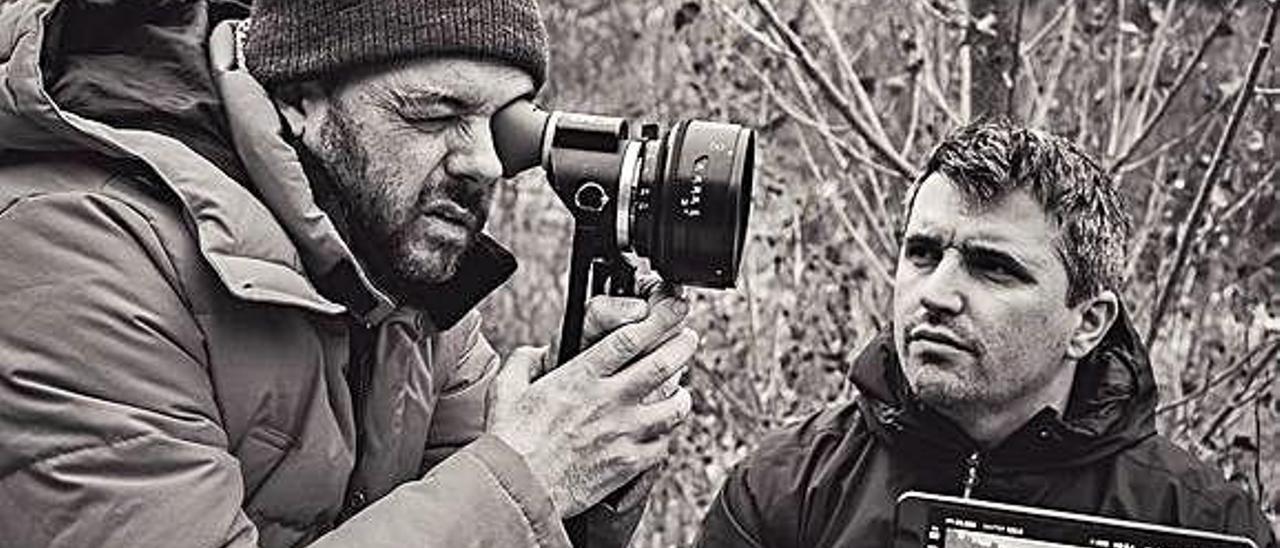 Un momento del rodaje en Cataluña, en el que se ve a Jonás Domínguez (izquierda) y a su lado el director de fotografía del cortometraje, Roger Llonch.