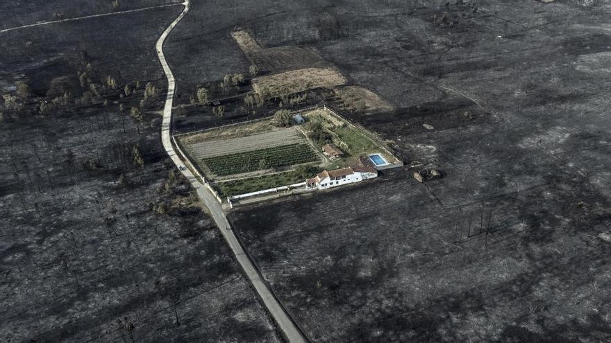 Desactivada la alerta por riesgo para las casas en los macroincendios de Valdeorras y O Courel