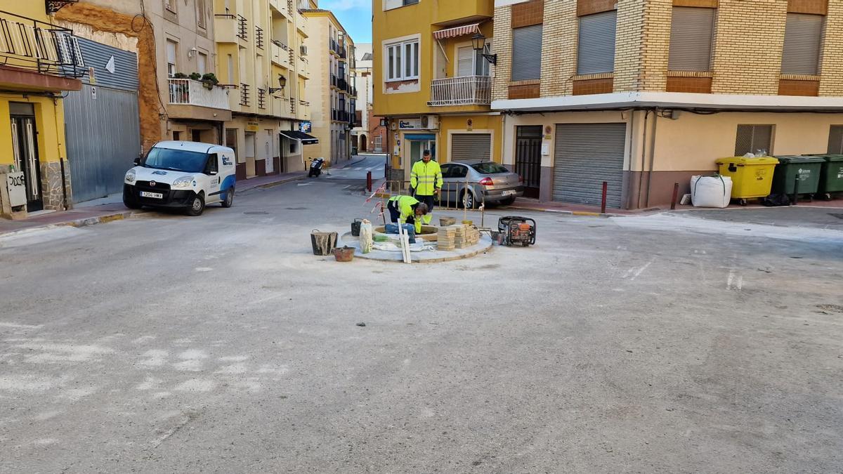 Operarios trabajando en la reconstrucción de la glorieta y la reposición de la fuente.