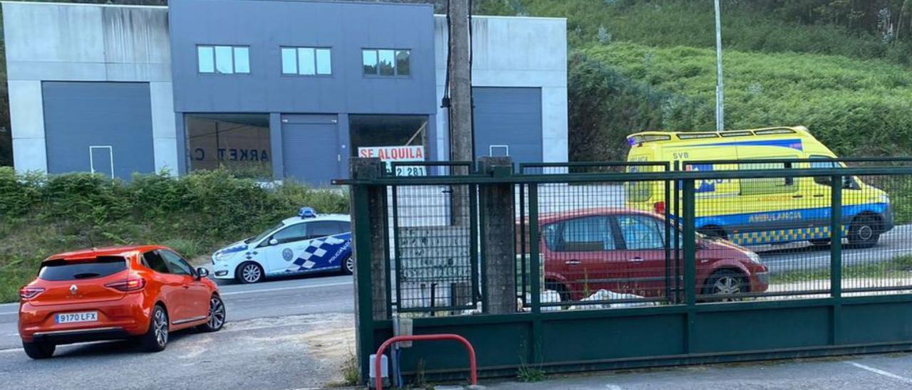 Ambulancia, Guardia Civil y Policía, en el lugar del atropello.   | // M.B.