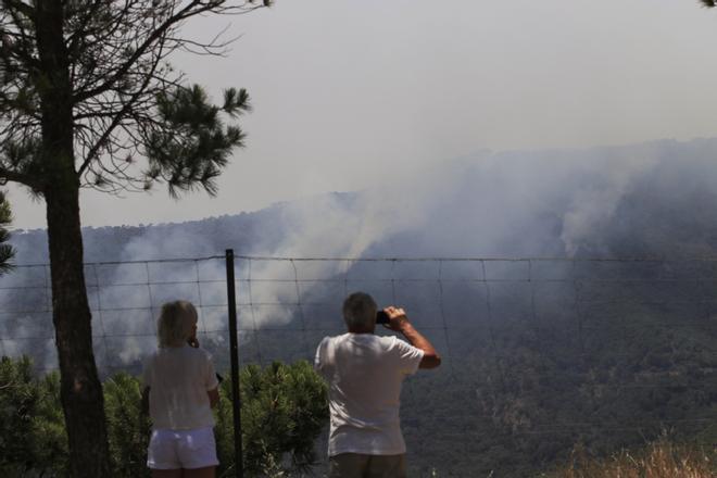 Un millar de efectivos trabajan para controlar el fuego de Sierra Bermeja