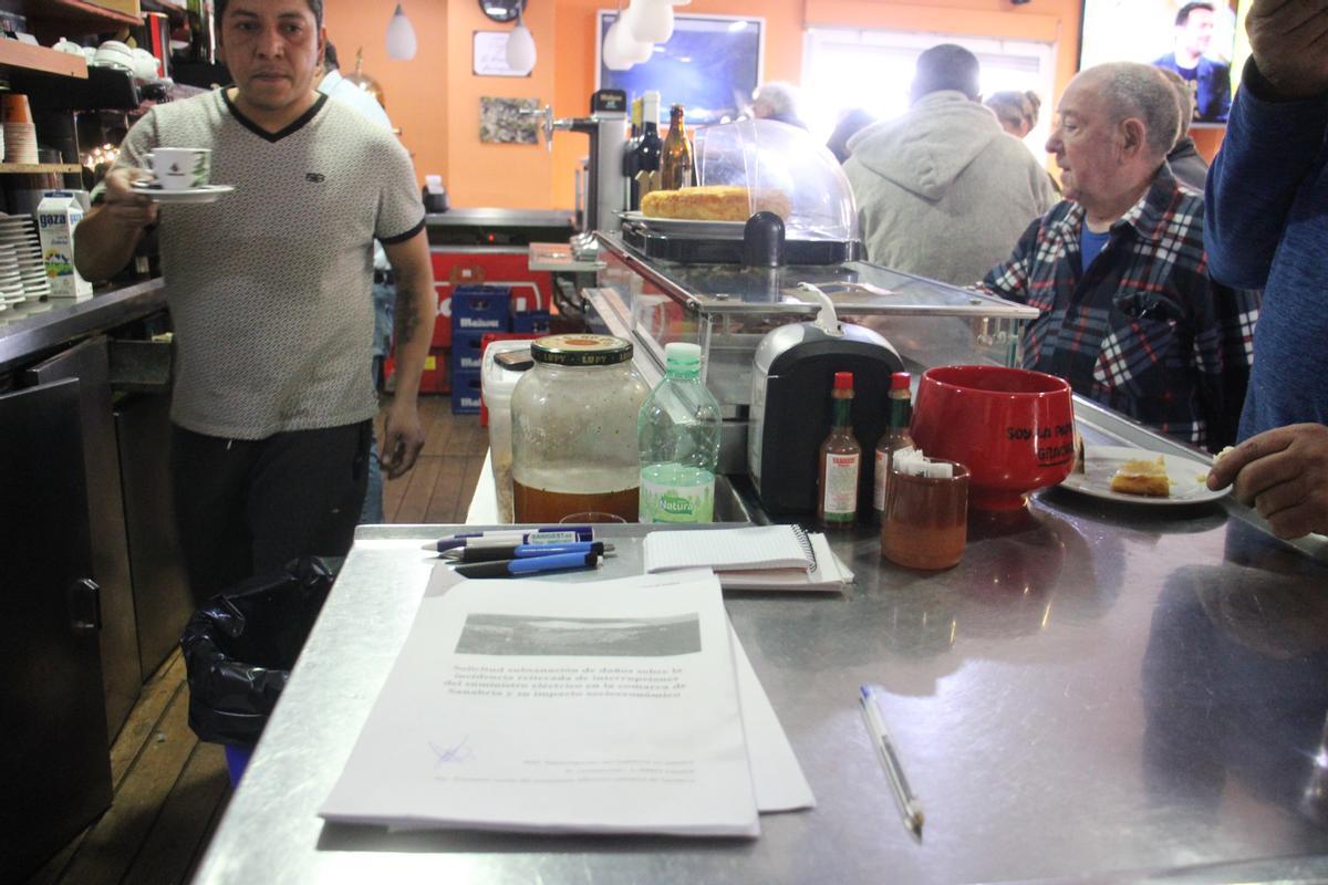 Un momento durante la re4cogida de firmas para reforzar el suministro de luz en la comarca sanabresa.