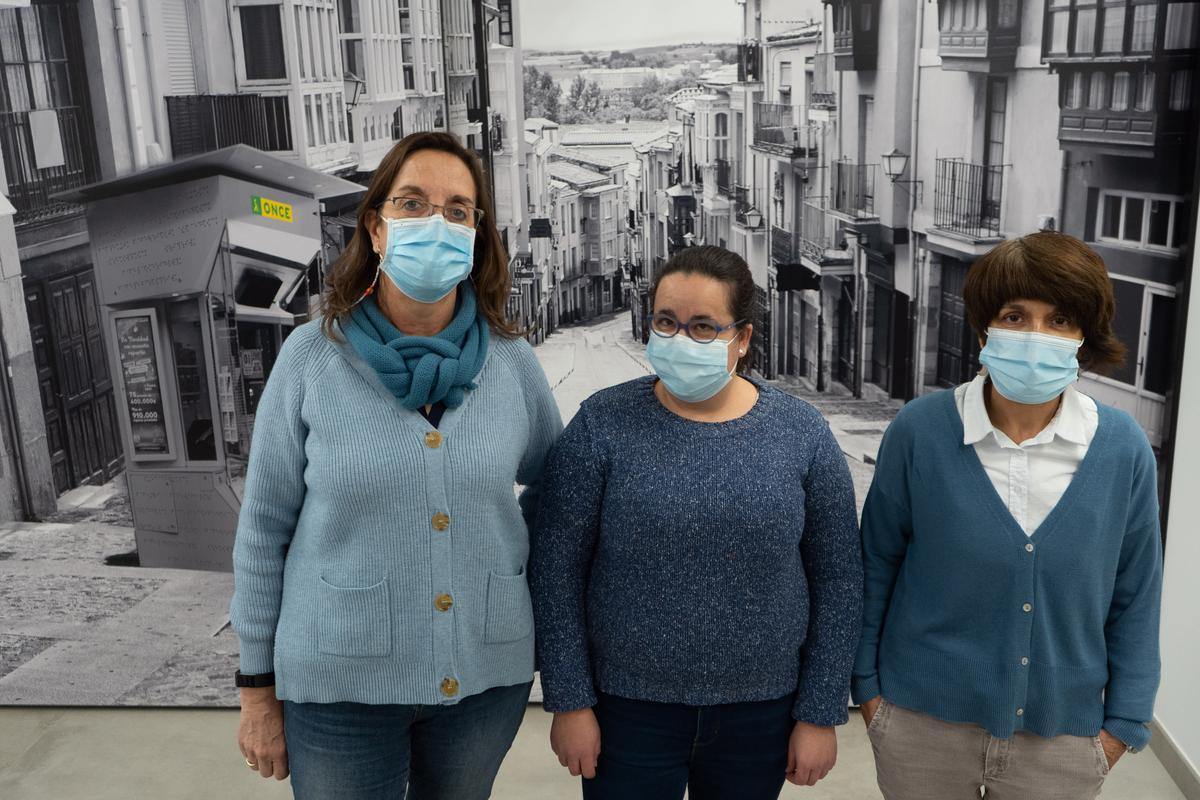 Rosa Sánchez, entre sus profesoras Ana Sánchez y Asun Hernández