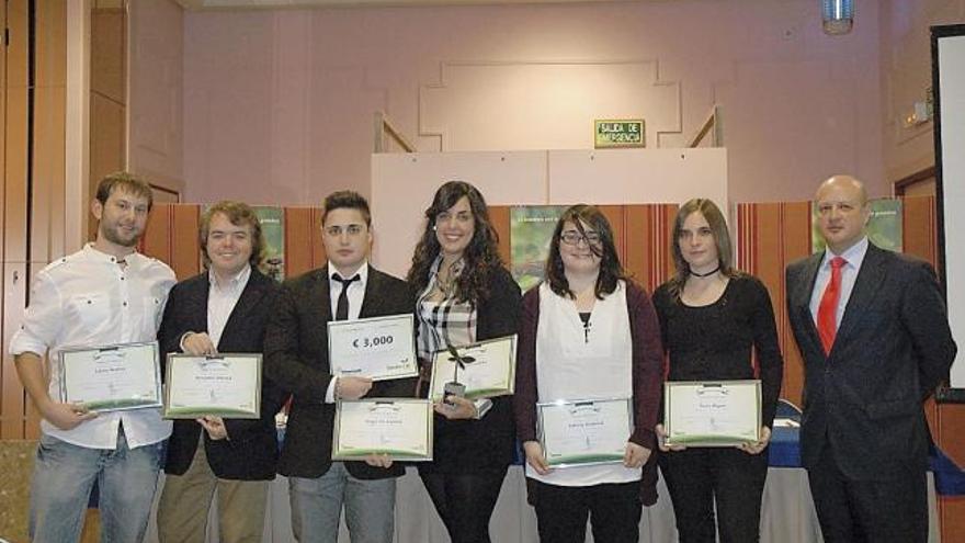 El grupo de estudiantes galardonados con el responsable de la empresa durante la entrega del premio.