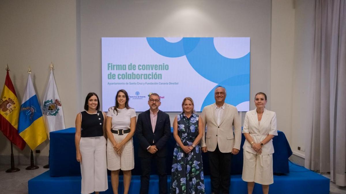 Acto de la firma del convenio en el Ayuntamiento de Santa Cruz de Tenerife.