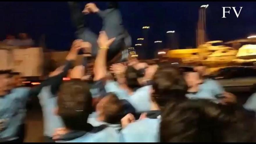 El Beluso celebra su ascenso por las calles de Bueu