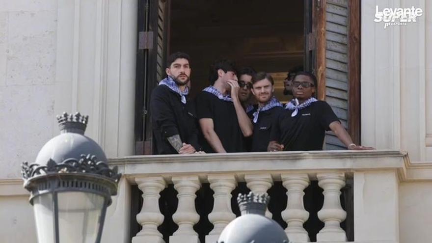 Los jugadores del Valencia CF, en el balcón del ayuntamiento para ver la mascletà