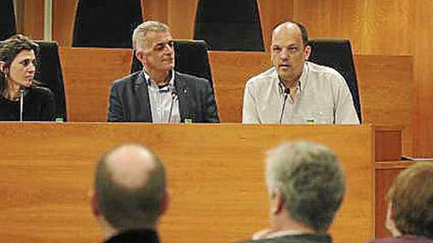 Carmen Azpelicueta, Vicent Torres y Josep Ramon, ayer, en el Consell.