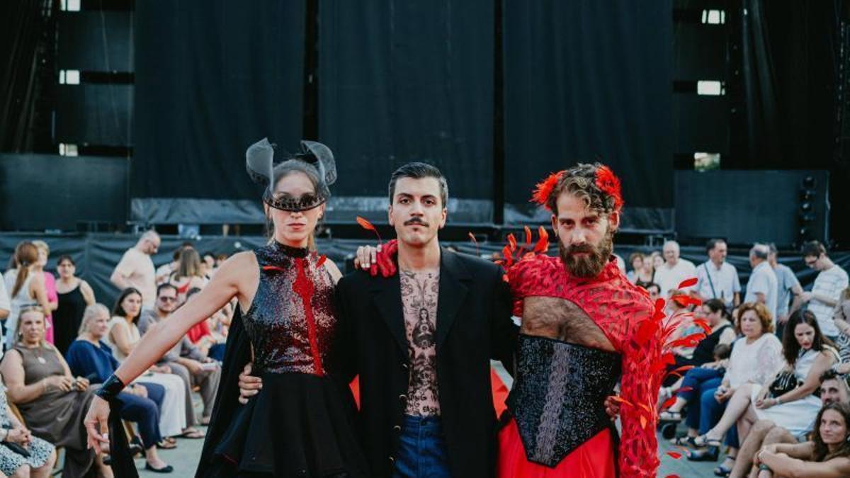 Josu Santos, momentos antes del desfile en la noche del domingo, ante sus vecinos en Sobrado do Bispo