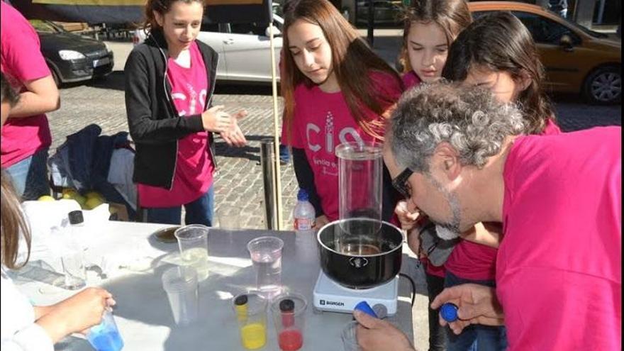 Alumnes de l&#039;Institut de Vilafant en la parada de ciència del 2016.