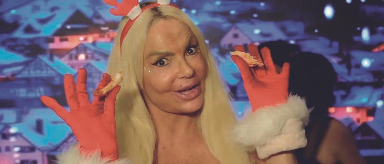 Leticia Sabater, en el videoclip de su villancico ‘Papá Noel, lléname el tanke’.
