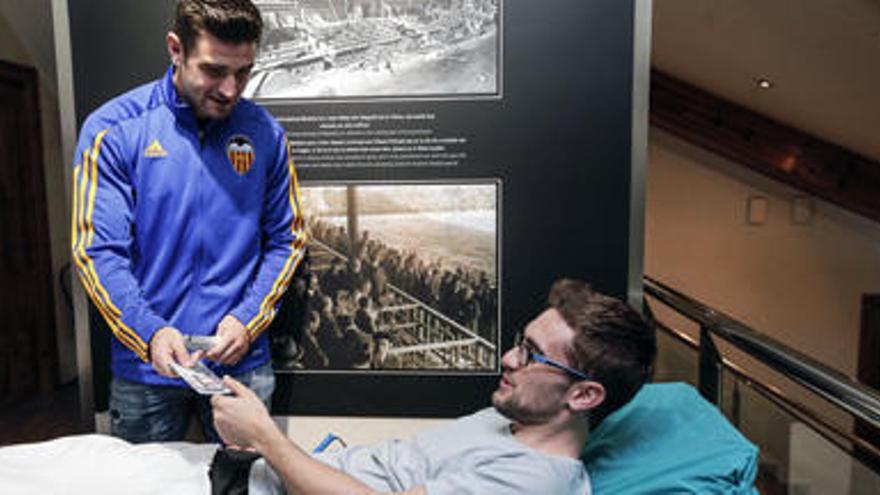 Antonio Barragán entrega una entrada para ver al Valencia a una de las personas que ha acudido a donar sangre a Mestalla.