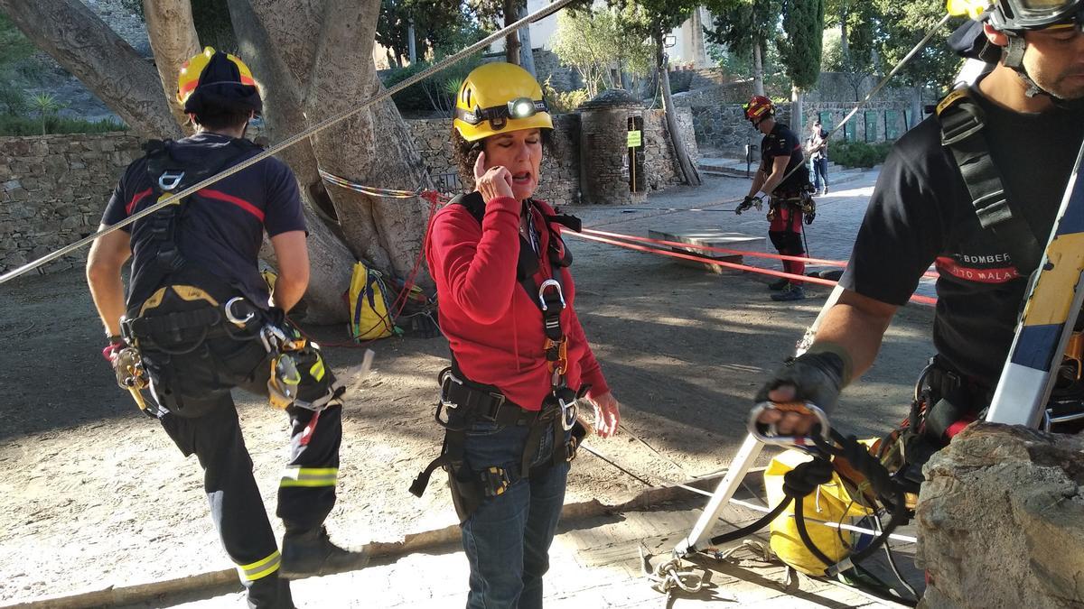 Los bomberos  inspeccionan dos pozos en la Alcazaba y Gibralfaro. Foto: Alejandro Santana Almendro