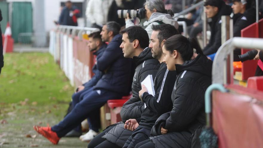 Manuti, Javicho y Raquel Reguera, el domingo, en el banquillo de A Lomba. |  Noé Parga
