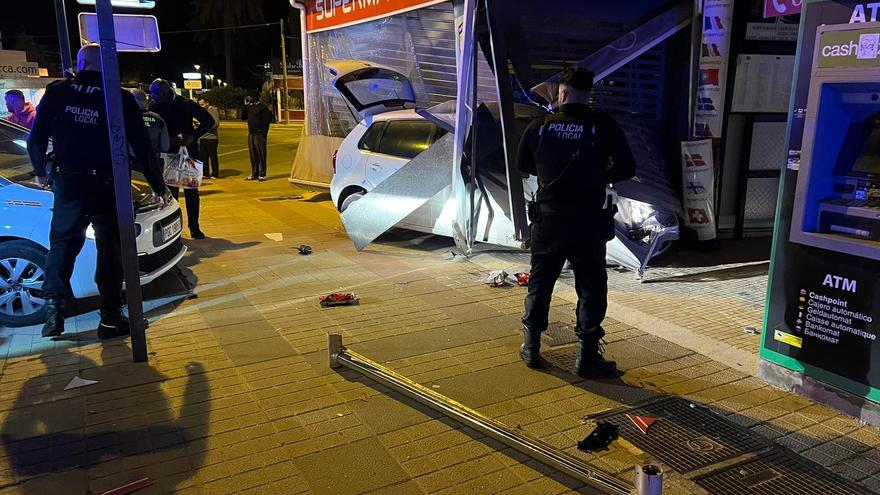 Un conductor con un coche robado se estrella contra un supermercado cuando huía de la Guardia Civil en Alcúdia