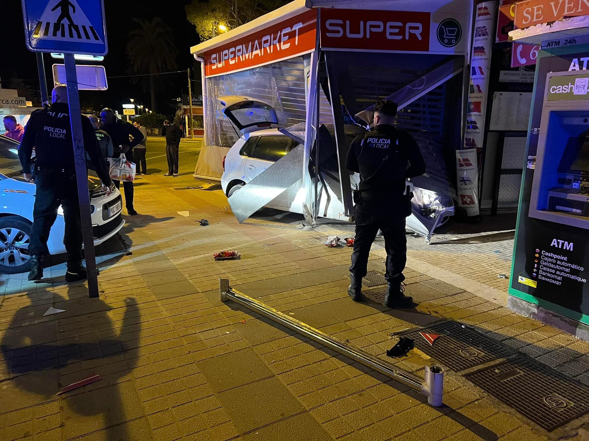 Un conductor con un coche robado se estrella contra un supermercado cuando huía de la Guardia Civil en Alcúdia