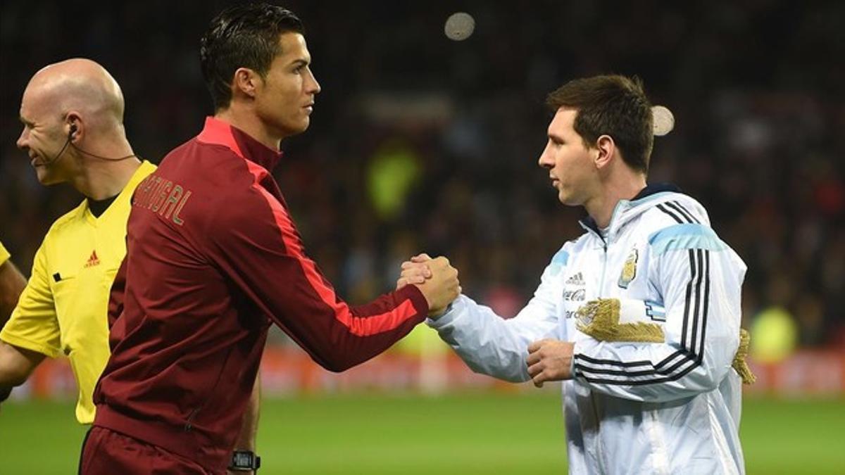 marcoslargentina striker lionel messi  r  shakes hands wi141118211247