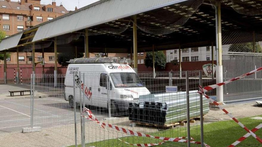 Aspecto de los trabajos de sujeción de las planchas de la cubierta en el colegio Laviada.