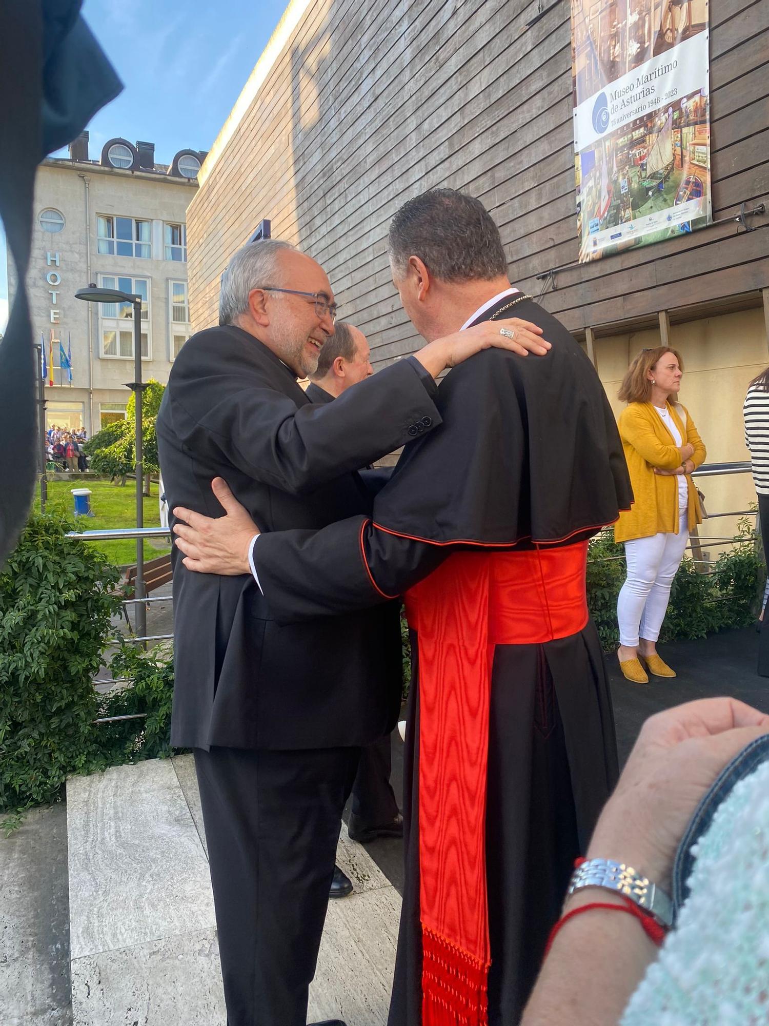 El cardenal Ángel  Fernández Artime recibe el título de Hijo Predilecto de Asturias en Luanco (Gozón)