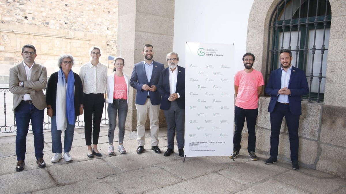 Presentación de la Marcha Rosa de Cáceres, esta mañana.