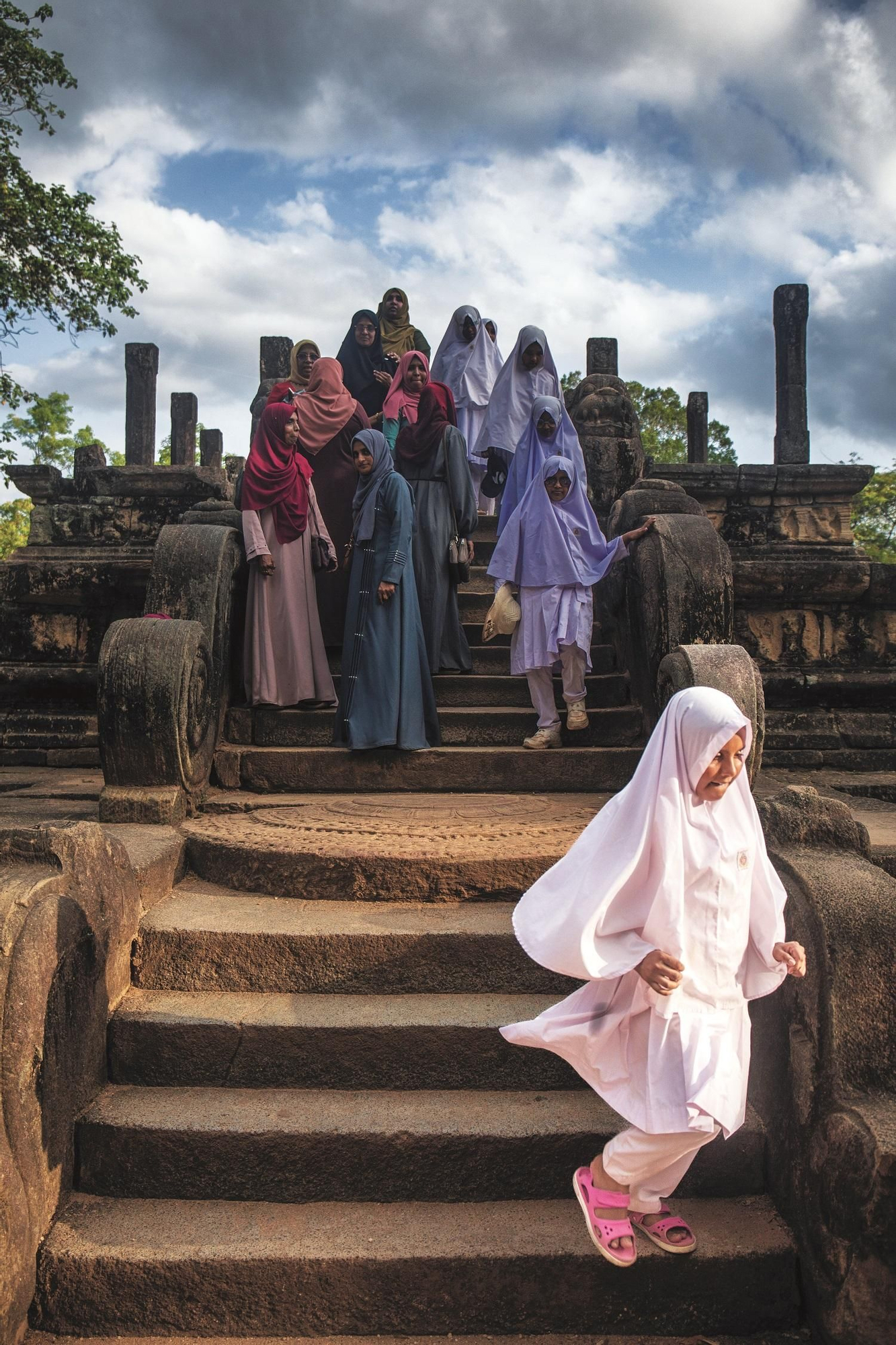 Grupo de alumnas de un colegio de religión islámica visita Polonnaruwa.