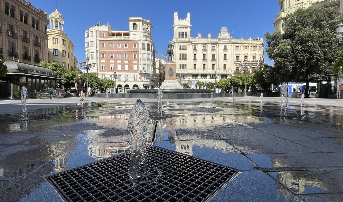 Los chorros de Las Tendillas, una amable seña de identidad de la plaza desde su última reforma, en 1999.