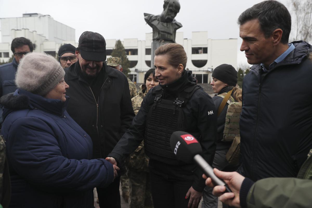 El presidente del Gobierno, Pedro Sánchez (c), y la primera ministra danesa, Mette Frederiksen (i), acompañados por la viceprimera ministra de Ucrania de Asuntos Europeos, Olha Stefanishyna (d), en su visita este jueves a la ciudad de Borodianka, en Ucrania.