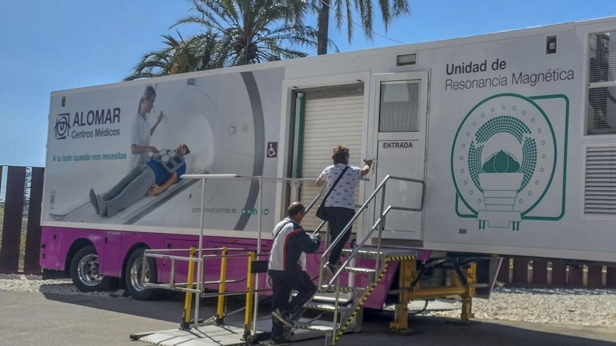 La unidad móvil para hacer resonancias instalada en el Hospital General de Elche