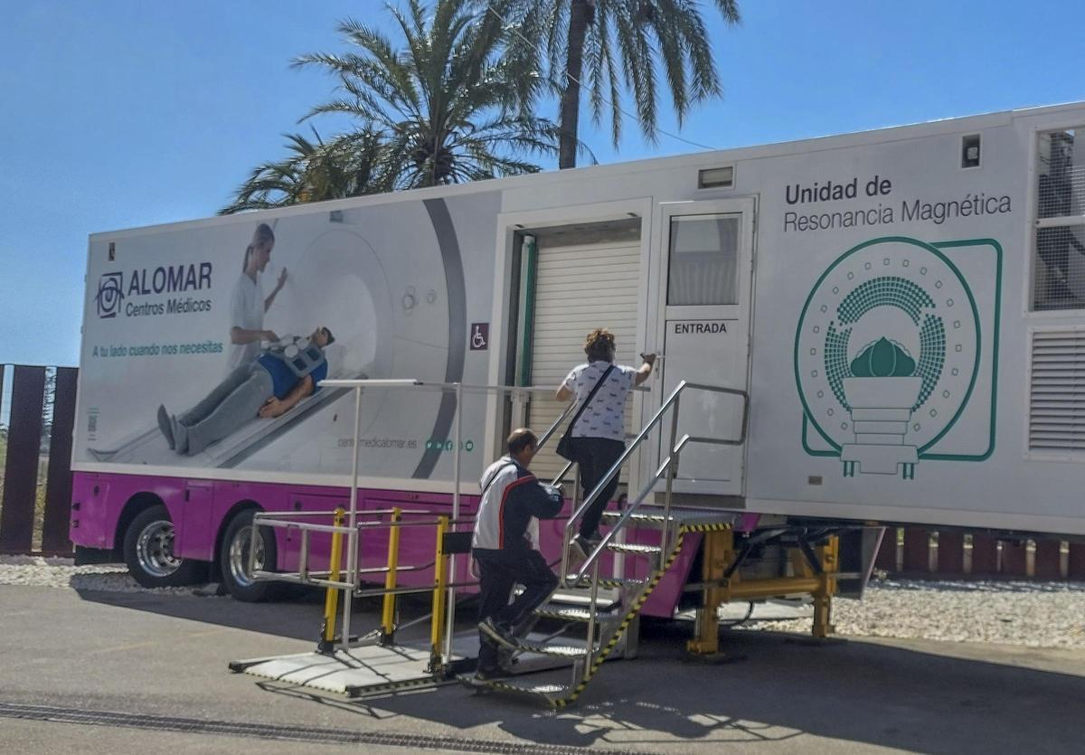 La unidad móvil para hacer resonancias instalada en el Hospital General de Elche