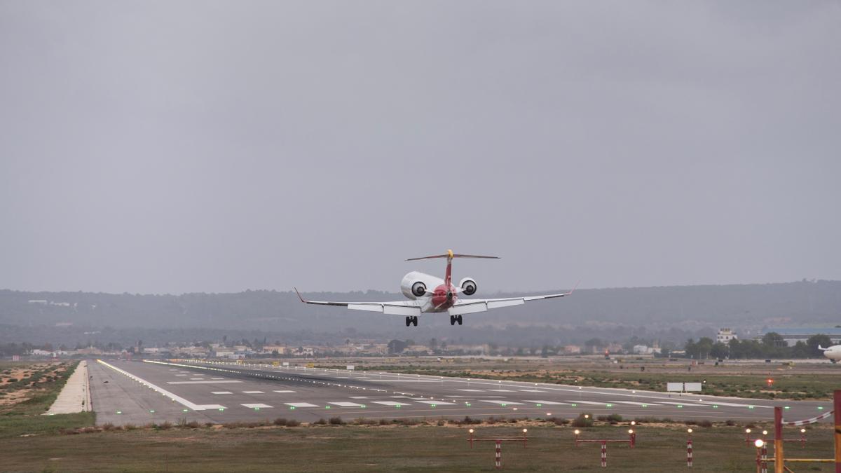 Un avión aterriza en el aeropuerto de Palma de Mallorca, el sábado.