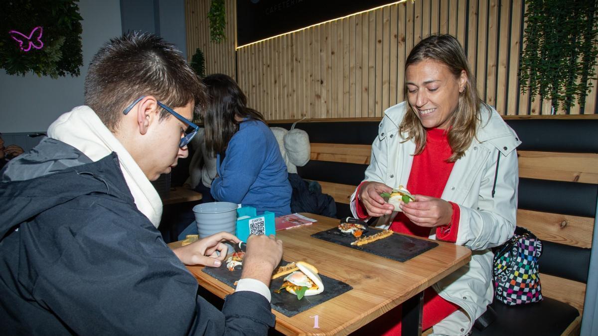 Dos clientes disfrutan de las tapas del concurso