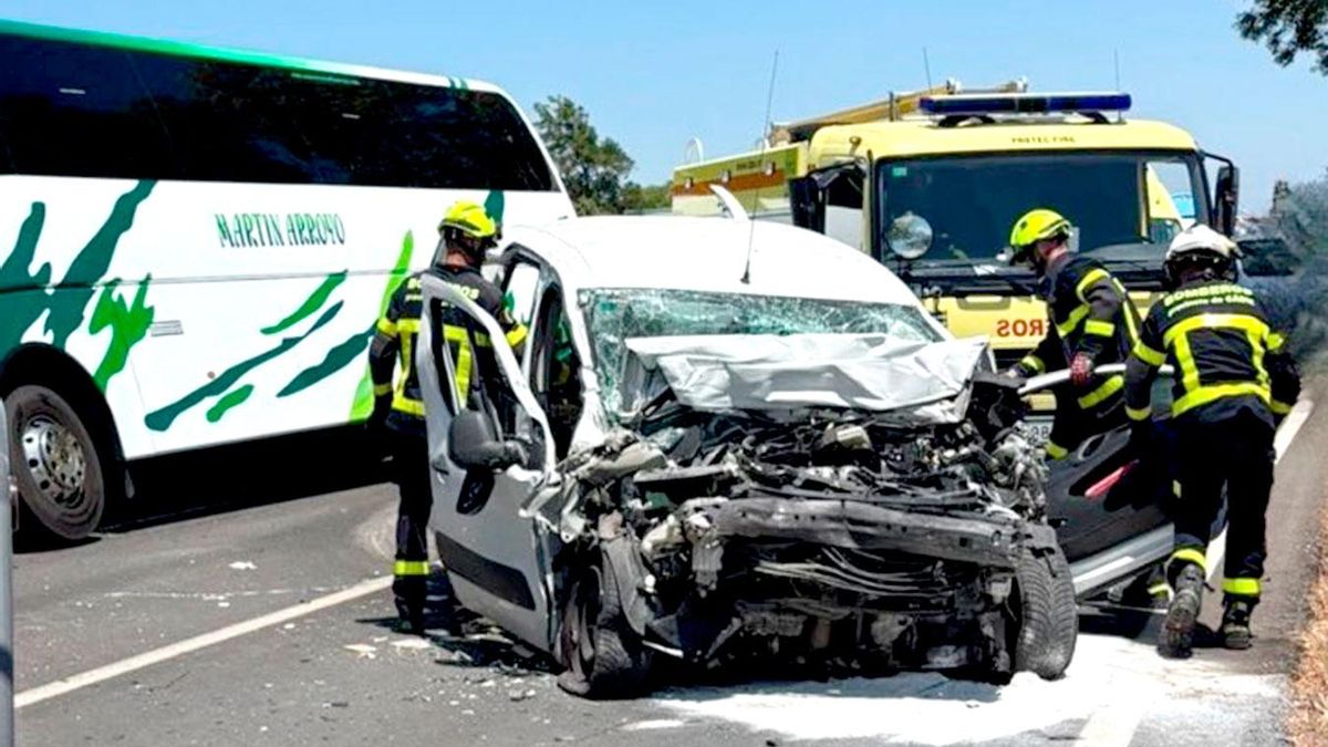 Estado del vehículo tras el choque con un autobús en la A-2232 en Conil.