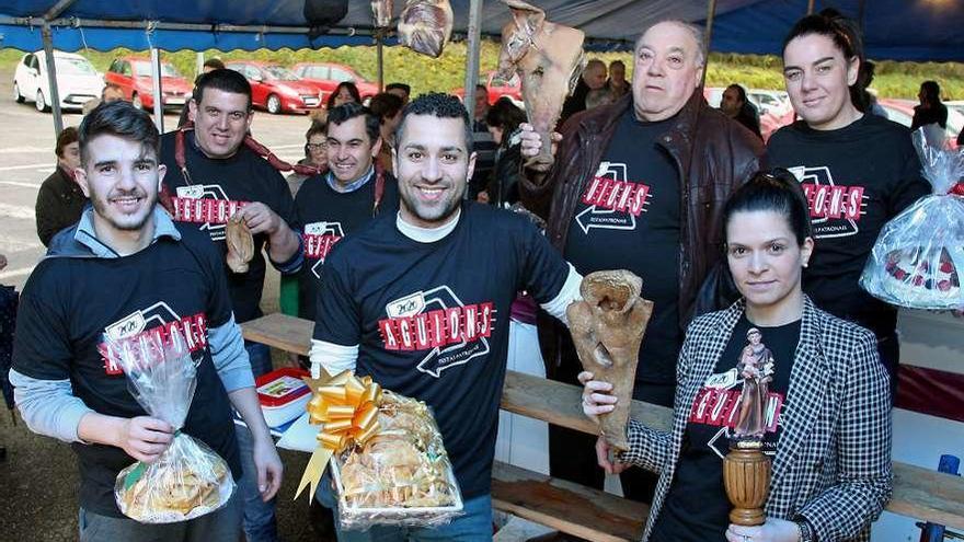 La comisión de fiestas de Aguións, con parte de lo que subastó el domingo. // Bernabé / Juan Carlos Asorey