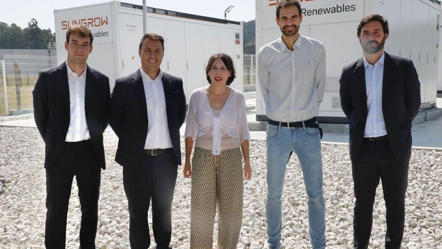 Lorenzana, con responsables de la empresa en Sanxenxo.