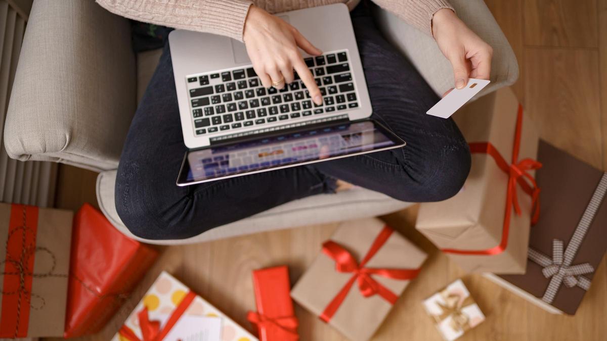 Una mujer hace una compra por internet en Navidad