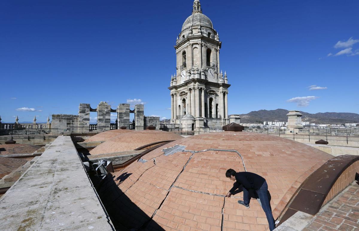 El arquitecto de la Catedral muestra las grietas que hay sobre las bóvedas. Es la camisa exterior que impuso la Junta en 2008. | ÁLEX ZEA