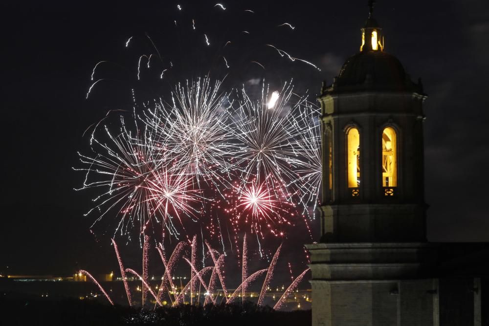 El castell de focs de Sant Jordi, a Girona.