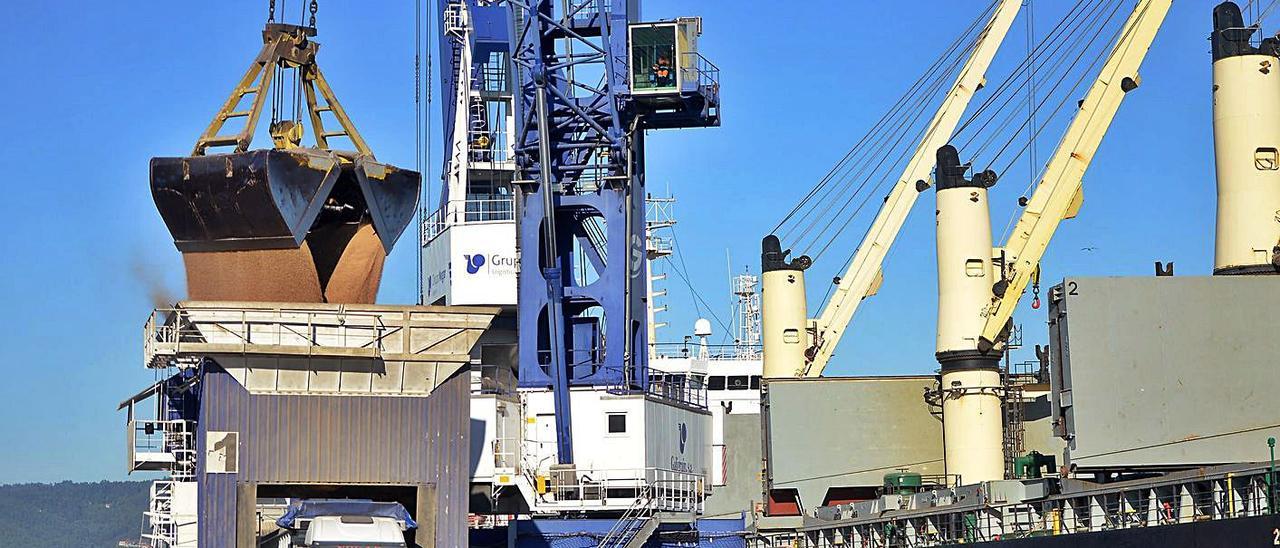 Buques operando en el puerto de Marín descargando cereales este mismo año. |   // GUSTAVO SANTOS