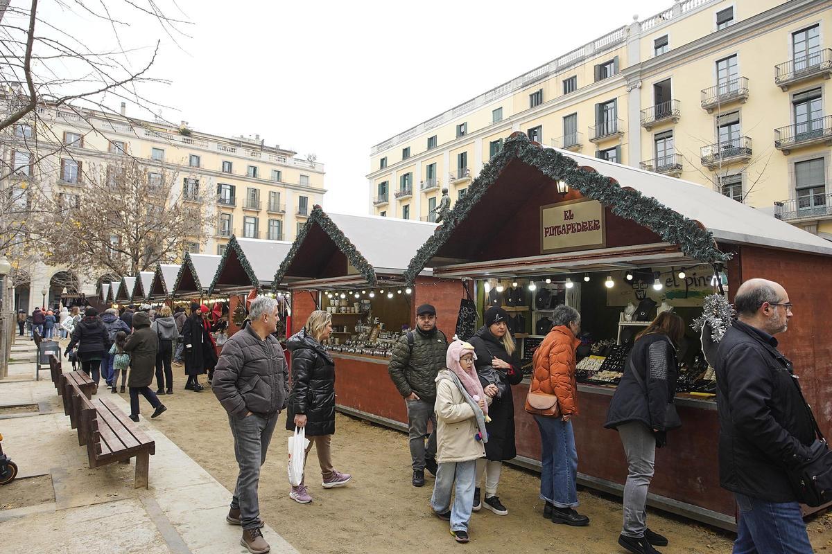 Algunes de les parades del Mercat de Nadal a la plaça de la Independència de Girona.