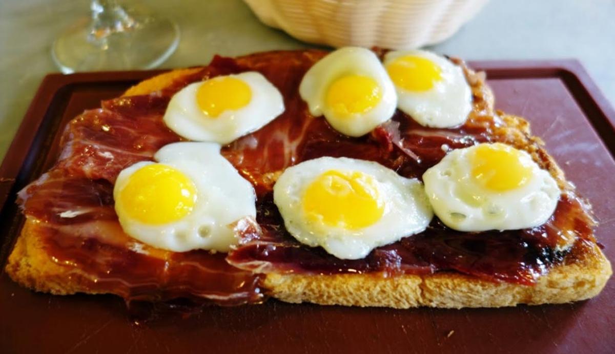 Tosta de Salmorejo, jamón y huevos de codorniz de 'Los Coloniales'